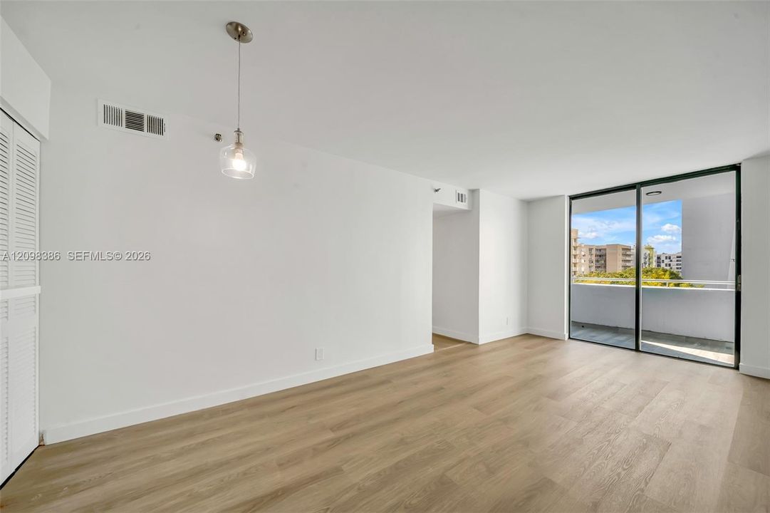 For Sale: $335,000 (3 beds, 2 baths, 1011 Square Feet)