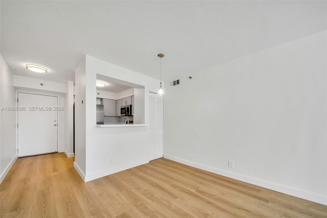 For Sale: $335,000 (3 beds, 2 baths, 1011 Square Feet)