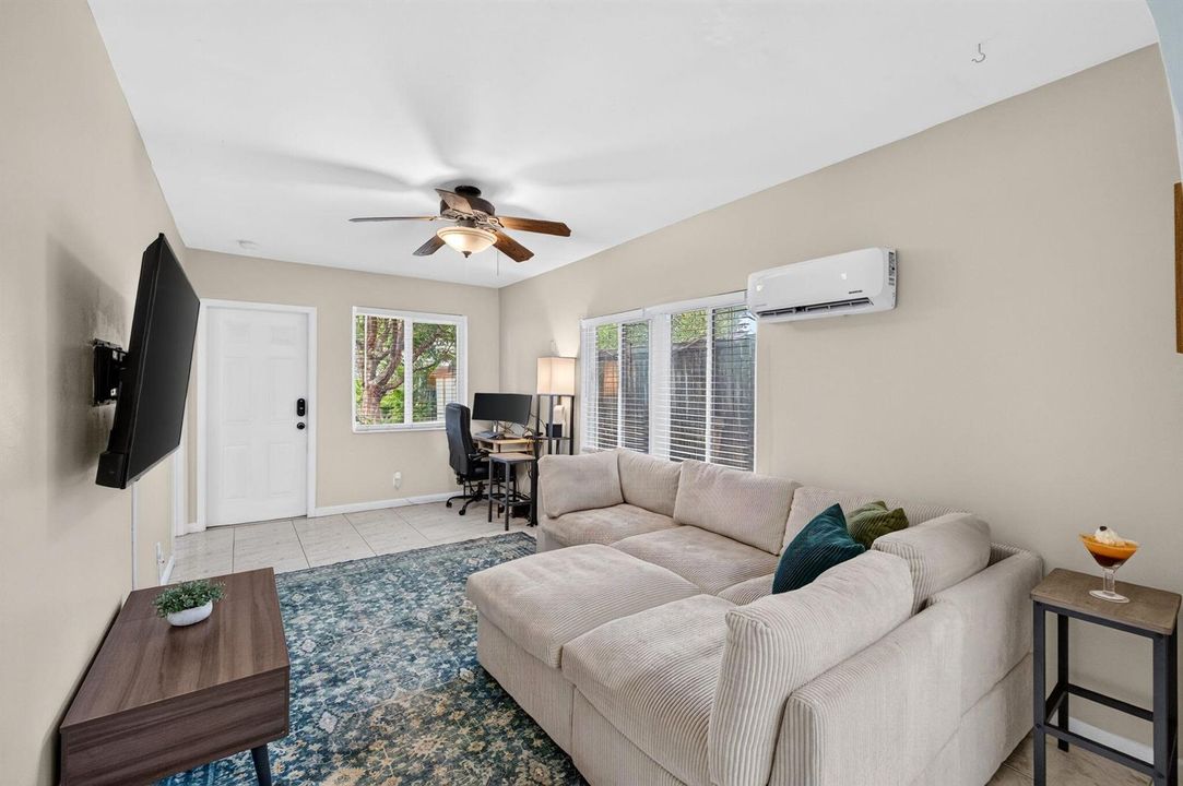 33 Guest House Living