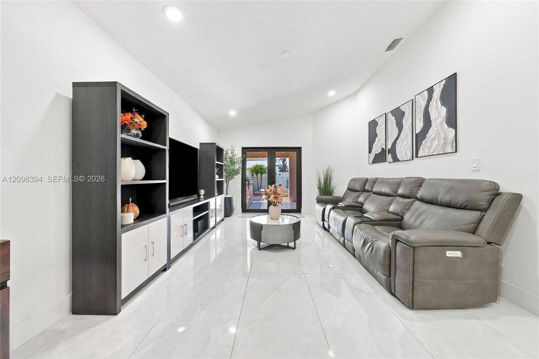En Venta: $849,500 (4 camas, 3 baños, 2082 Pies cuadrados)