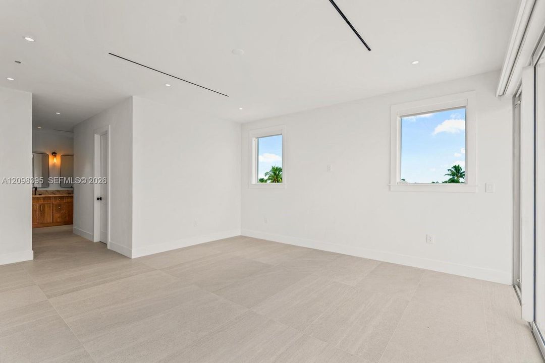 For Sale: $3,995,000 (4 beds, 4 baths, 2952 Square Feet)