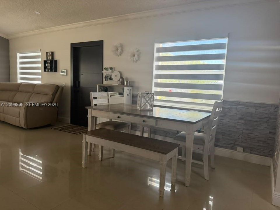 En Venta: $549,900 (3 camas, 2 baños, 1336 Pies cuadrados)