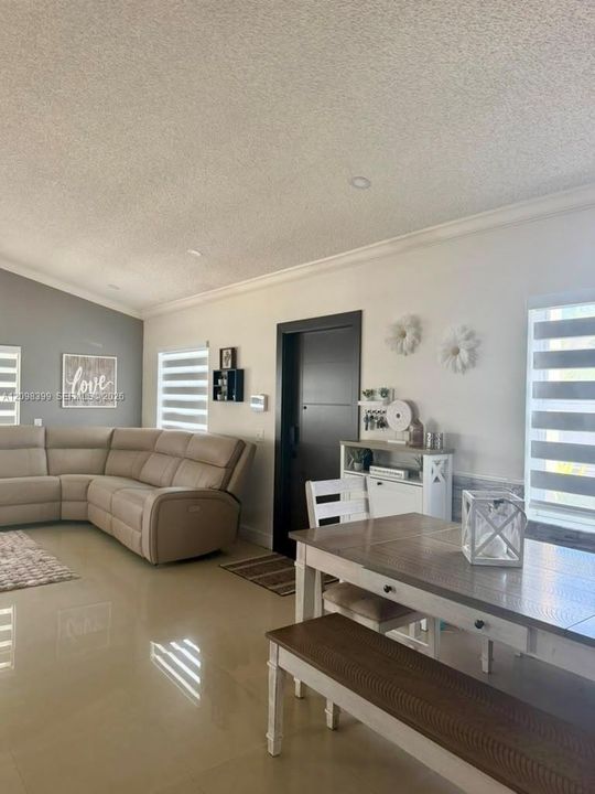 En Venta: $549,900 (3 camas, 2 baños, 1336 Pies cuadrados)