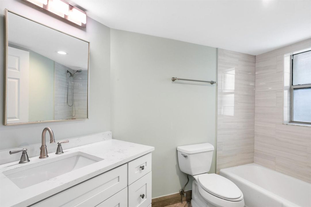 Full Bath - En Suite Bedroom II