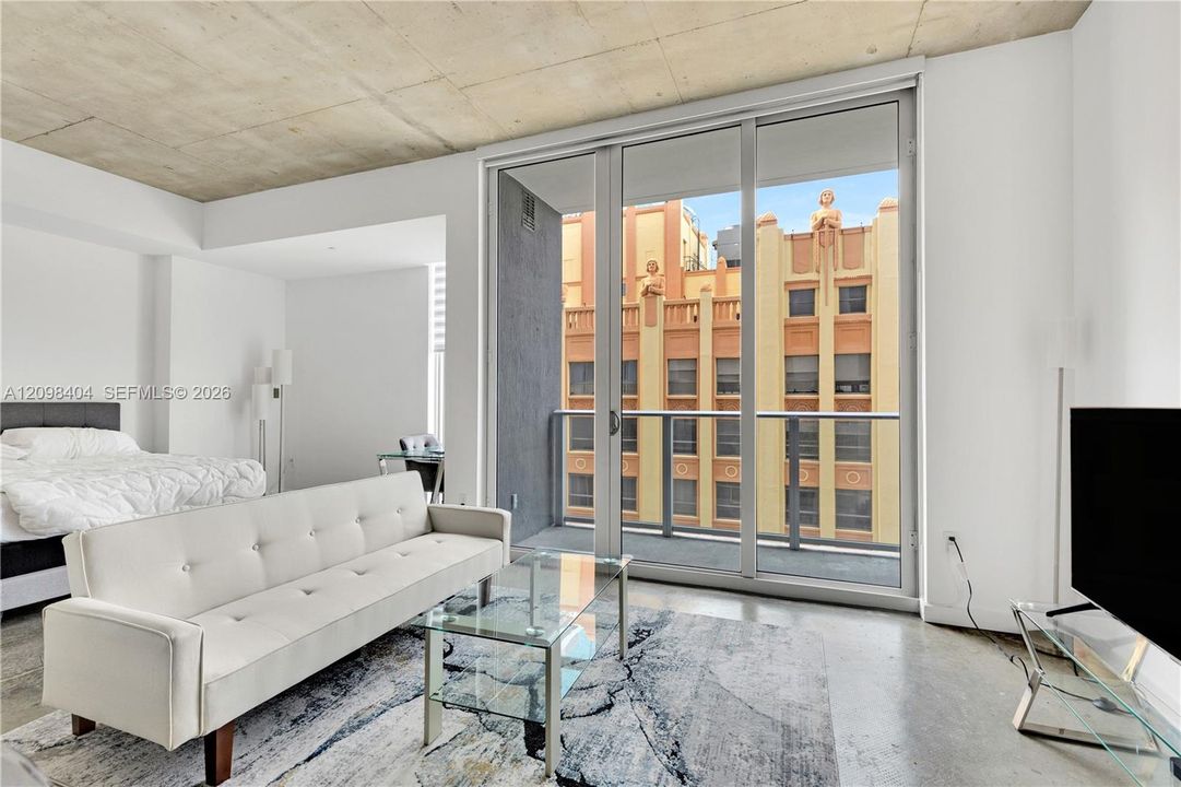 For Sale: $340,000 (1 beds, 1 baths, 526 Square Feet)