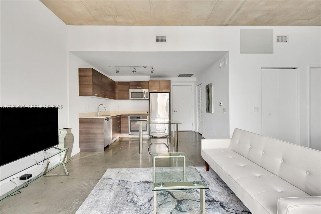 For Sale: $340,000 (1 beds, 1 baths, 526 Square Feet)