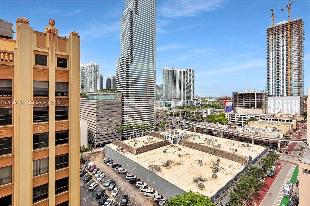 For Sale: $340,000 (1 beds, 1 baths, 526 Square Feet)