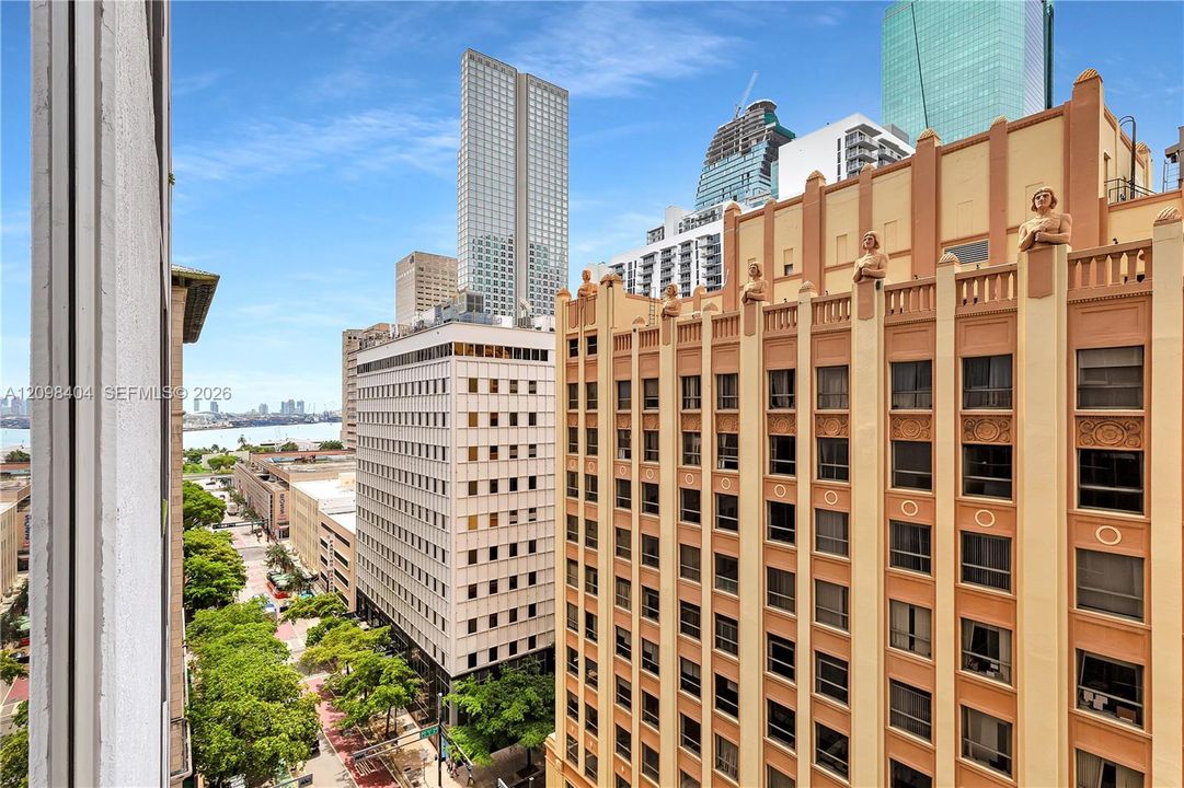 For Sale: $340,000 (1 beds, 1 baths, 526 Square Feet)