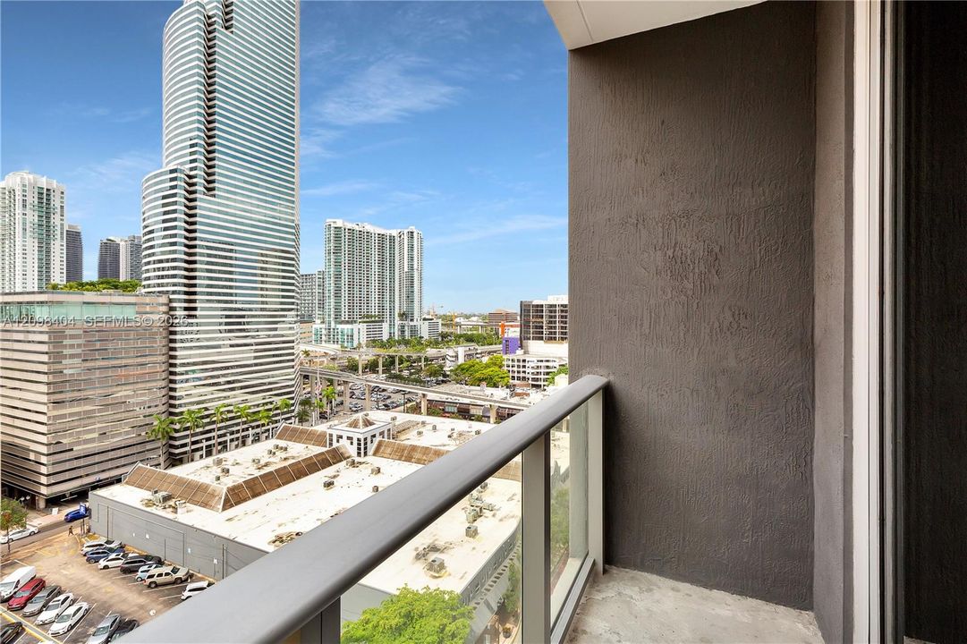 For Sale: $340,000 (1 beds, 1 baths, 526 Square Feet)