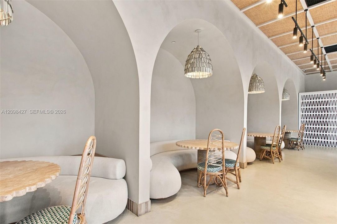 For Rent: $3,200 (1 beds, 1 baths, 684 Square Feet)