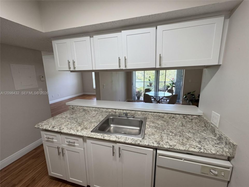 For Sale: $155,000 (1 beds, 1 baths, 615 Square Feet)