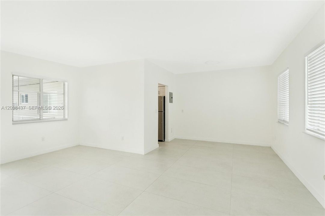 For Rent: $1,800 (1 beds, 1 baths, 700 Square Feet)