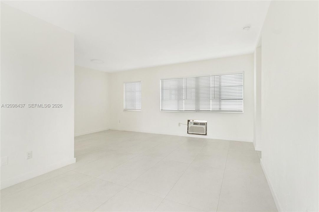 For Rent: $1,800 (1 beds, 1 baths, 700 Square Feet)