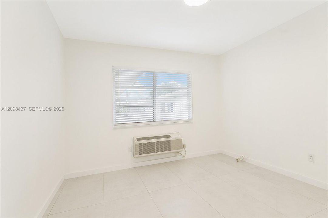 For Rent: $1,800 (1 beds, 1 baths, 700 Square Feet)