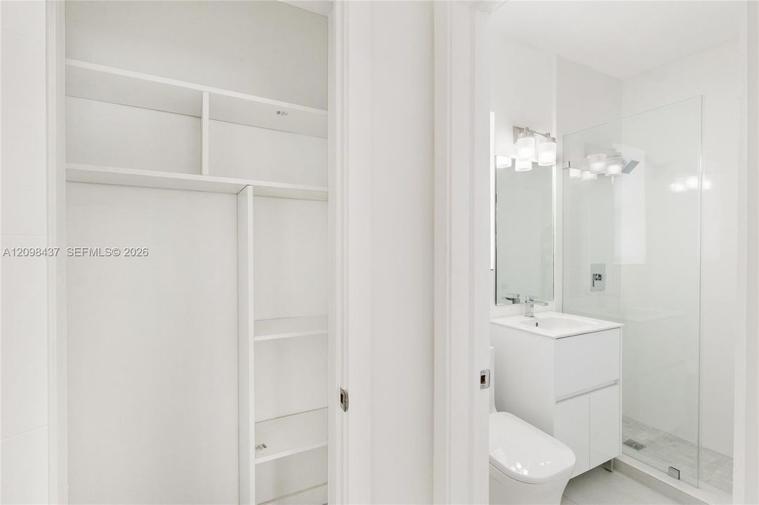 For Rent: $1,800 (1 beds, 1 baths, 700 Square Feet)