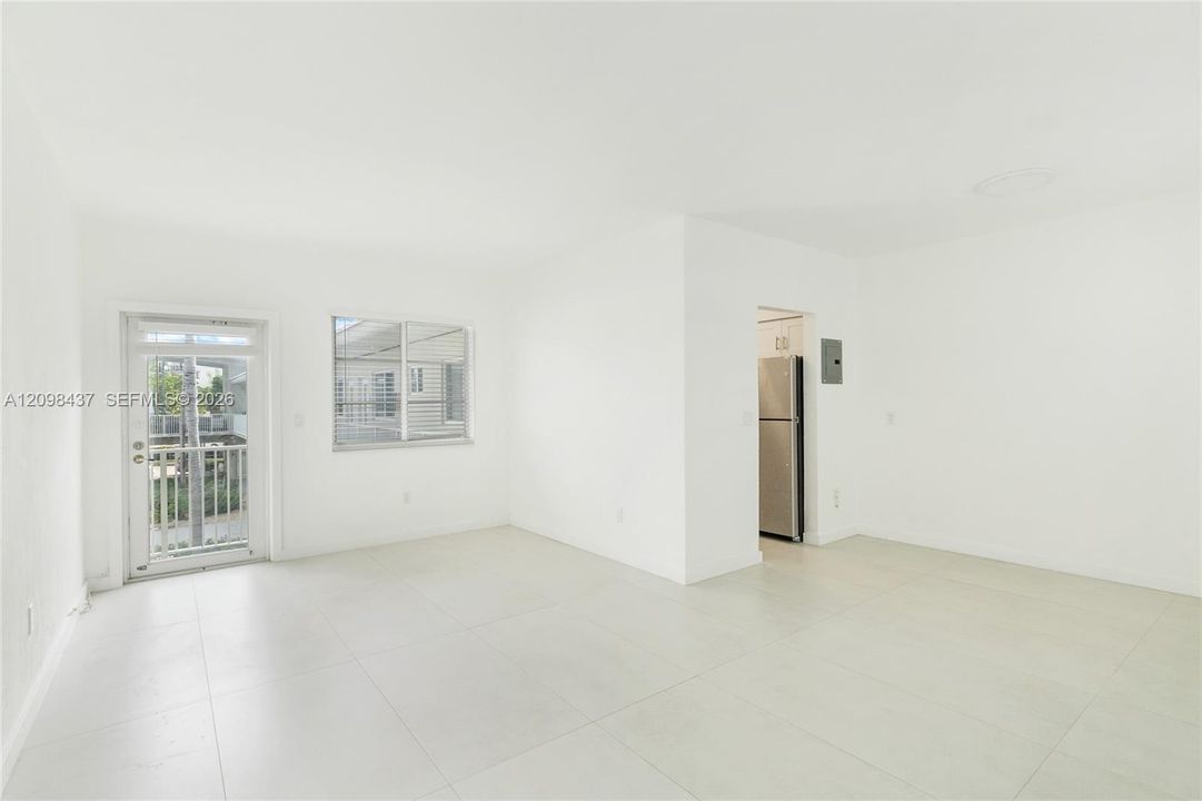For Rent: $1,800 (1 beds, 1 baths, 700 Square Feet)