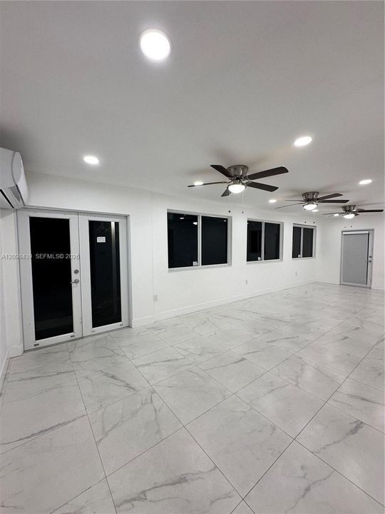 For Rent: $3,400 (3 beds, 1 baths, 980 Square Feet)