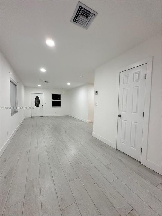 For Rent: $3,400 (3 beds, 1 baths, 980 Square Feet)
