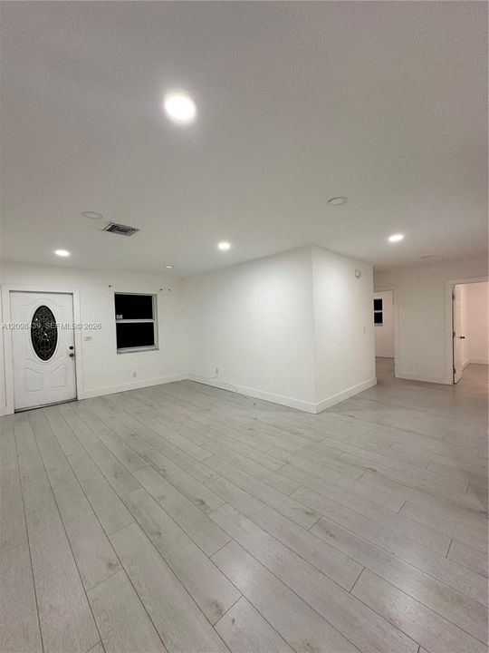 For Rent: $3,400 (3 beds, 1 baths, 980 Square Feet)