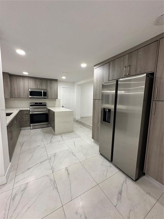 For Rent: $3,400 (3 beds, 1 baths, 980 Square Feet)