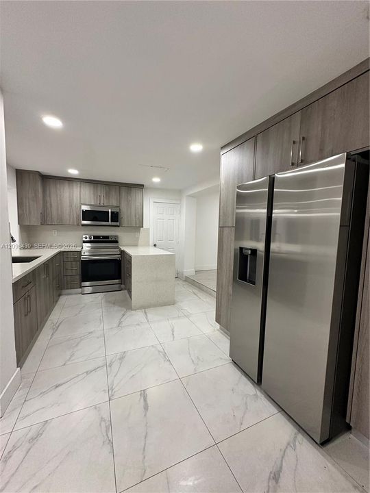 For Rent: $3,400 (3 beds, 1 baths, 980 Square Feet)