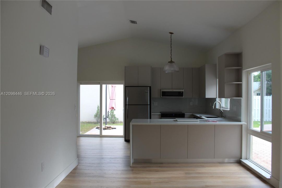 For Rent: $4,200 (3 beds, 2 baths, 1413 Square Feet)