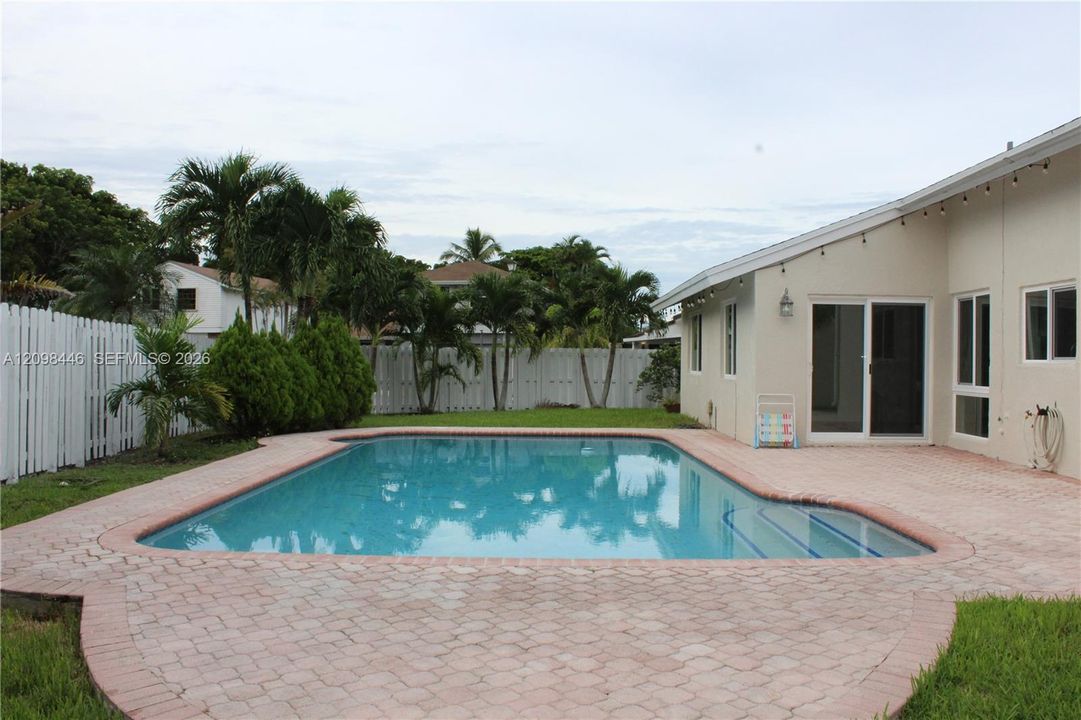 For Rent: $4,200 (3 beds, 2 baths, 1413 Square Feet)