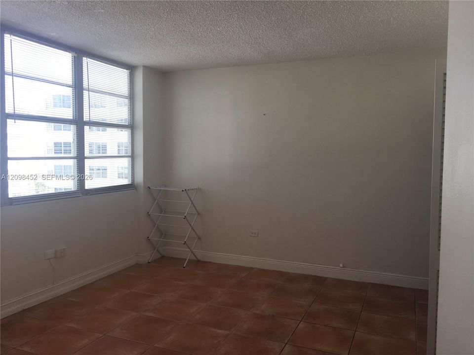 For Sale: $440,000 (2 beds, 2 baths, 990 Square Feet)
