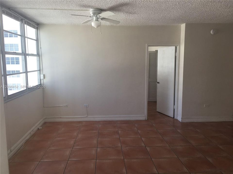For Sale: $440,000 (2 beds, 2 baths, 990 Square Feet)