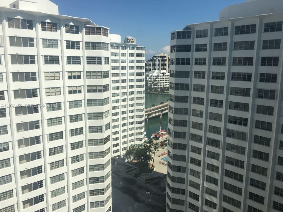 For Sale: $440,000 (2 beds, 2 baths, 990 Square Feet)