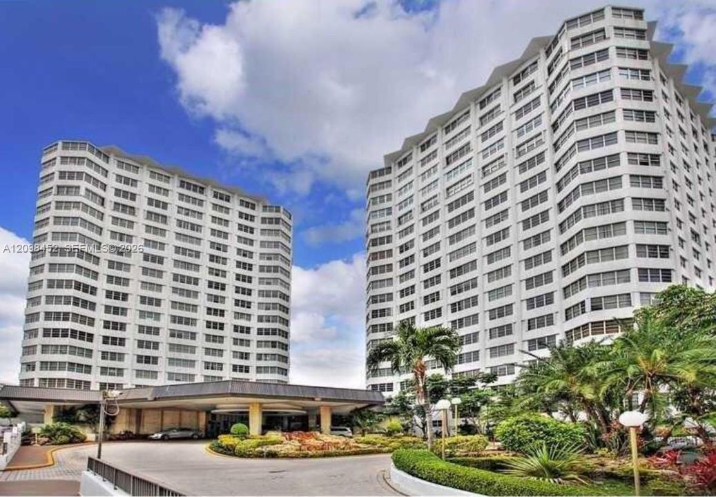 For Sale: $440,000 (2 beds, 2 baths, 990 Square Feet)