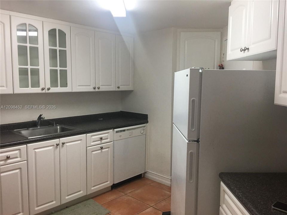 For Sale: $440,000 (2 beds, 2 baths, 990 Square Feet)