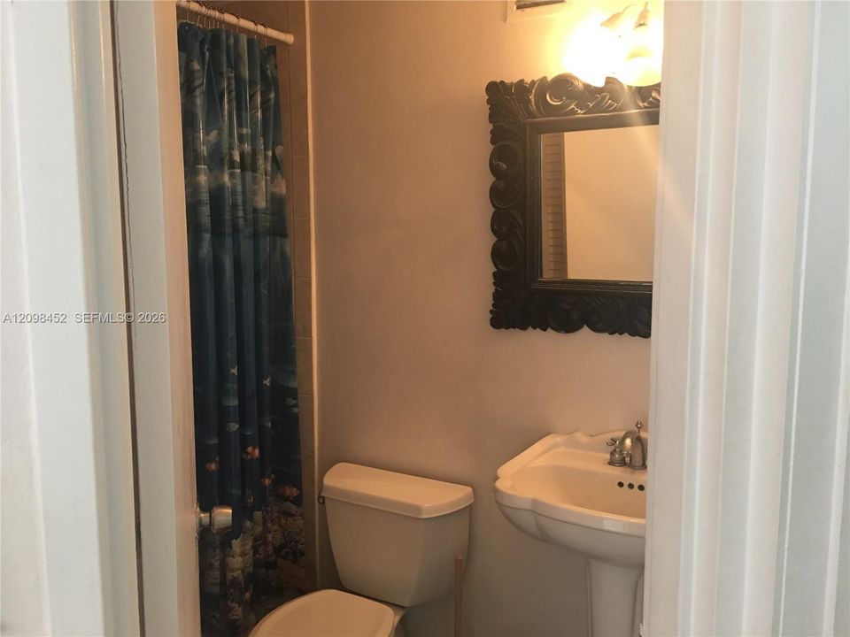 For Sale: $440,000 (2 beds, 2 baths, 990 Square Feet)