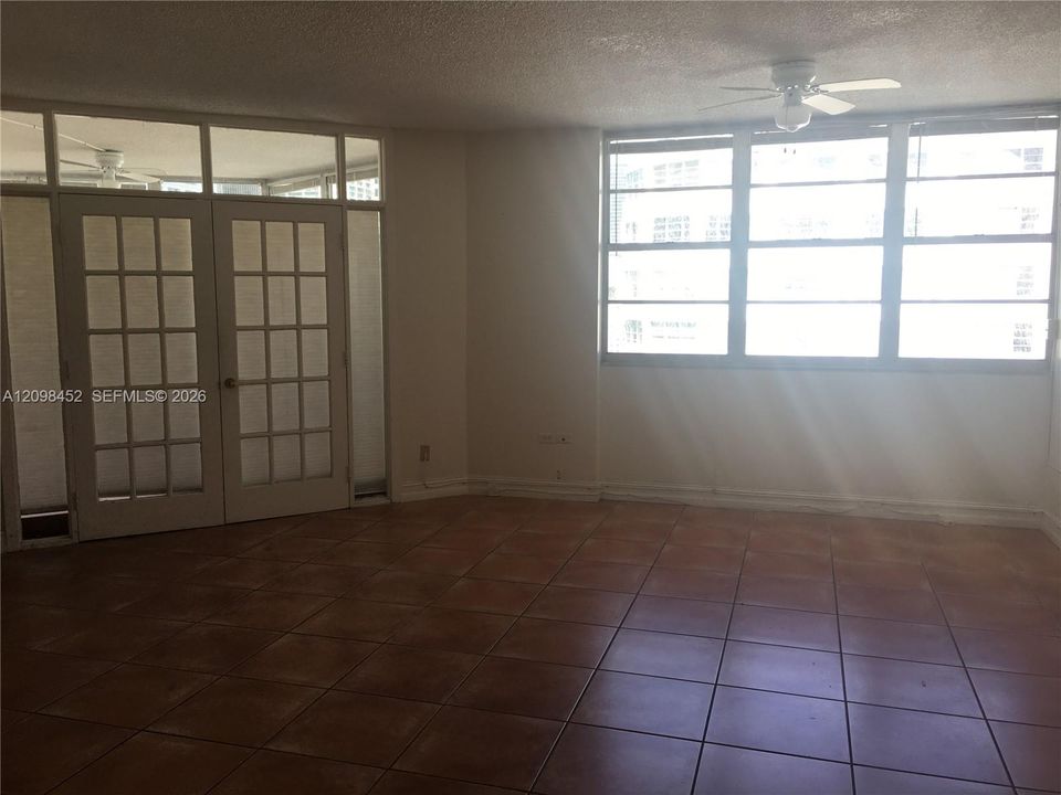 For Sale: $440,000 (2 beds, 2 baths, 990 Square Feet)
