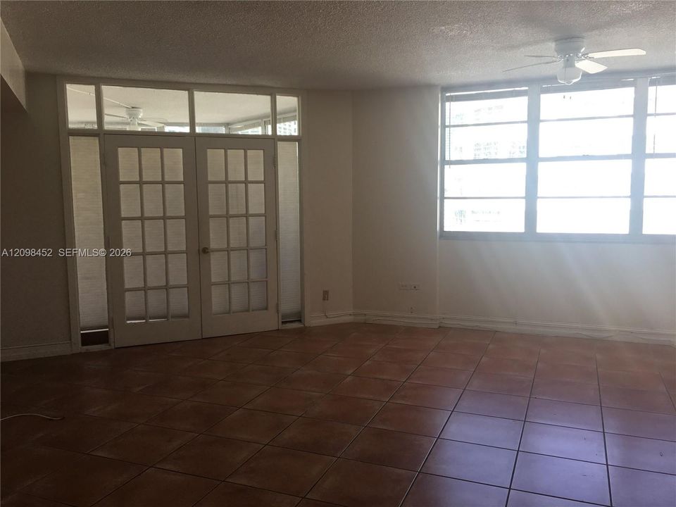 For Sale: $440,000 (2 beds, 2 baths, 990 Square Feet)
