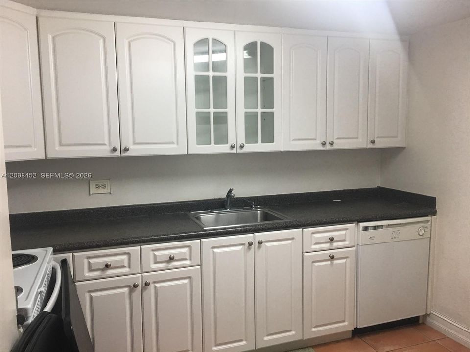 For Sale: $440,000 (2 beds, 2 baths, 990 Square Feet)