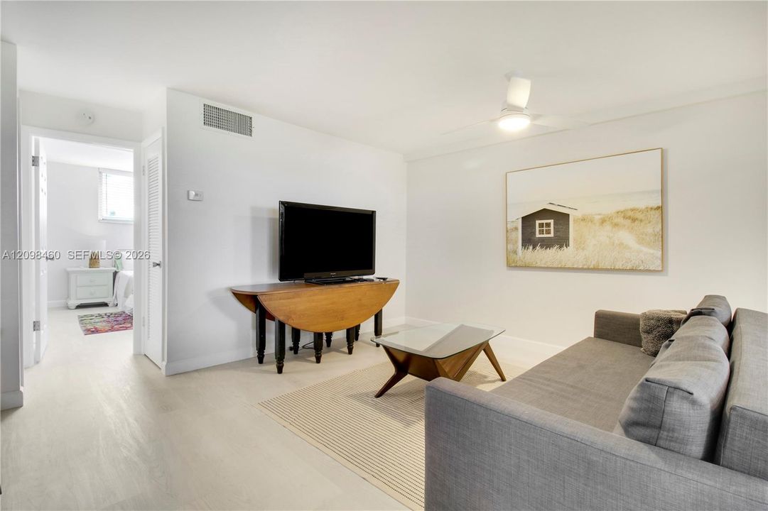 For Sale: $199,900 (1 beds, 1 baths, 855 Square Feet)