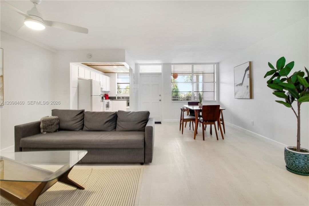 For Sale: $199,900 (1 beds, 1 baths, 855 Square Feet)