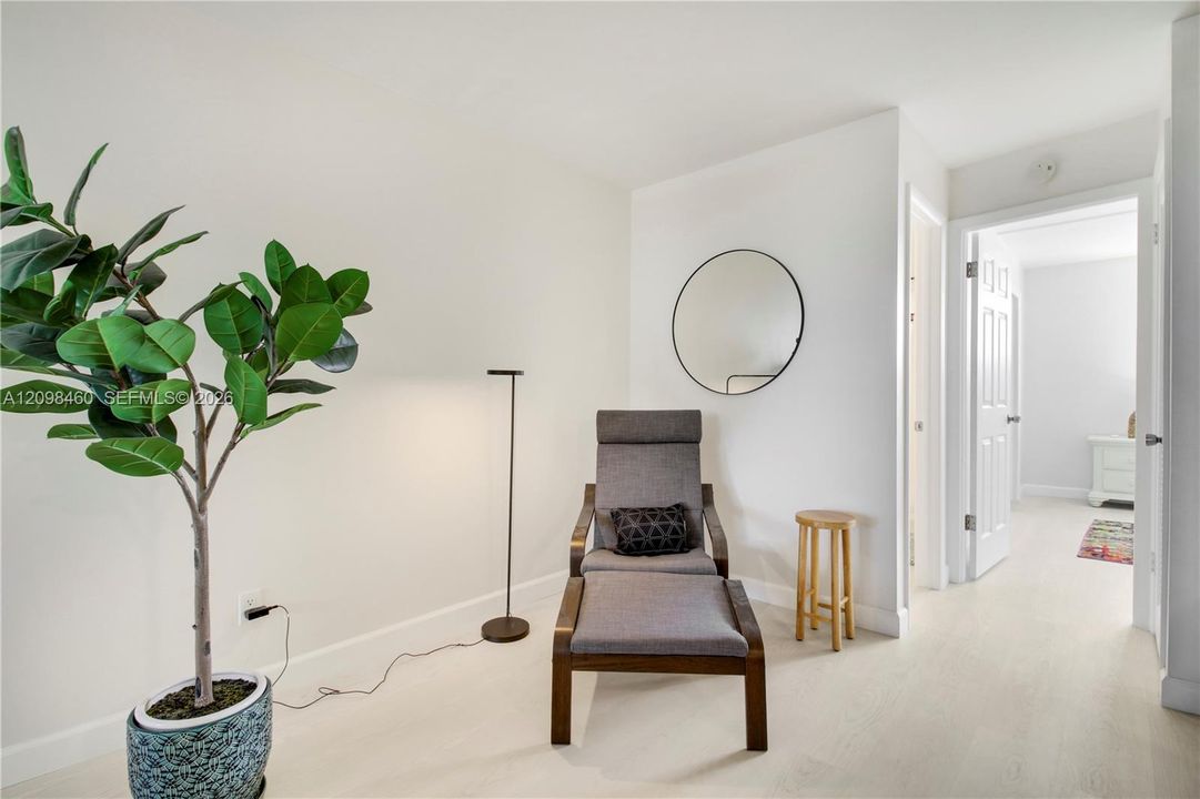 For Sale: $199,900 (1 beds, 1 baths, 855 Square Feet)