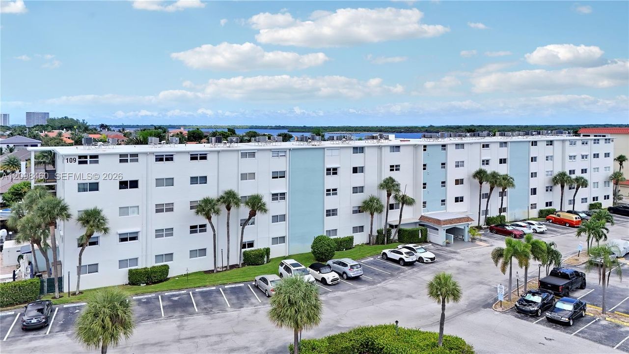 For Sale: $199,900 (1 beds, 1 baths, 855 Square Feet)
