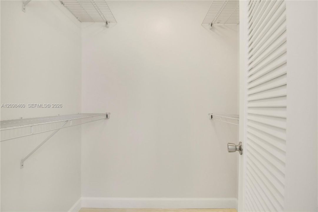 For Sale: $199,900 (1 beds, 1 baths, 855 Square Feet)