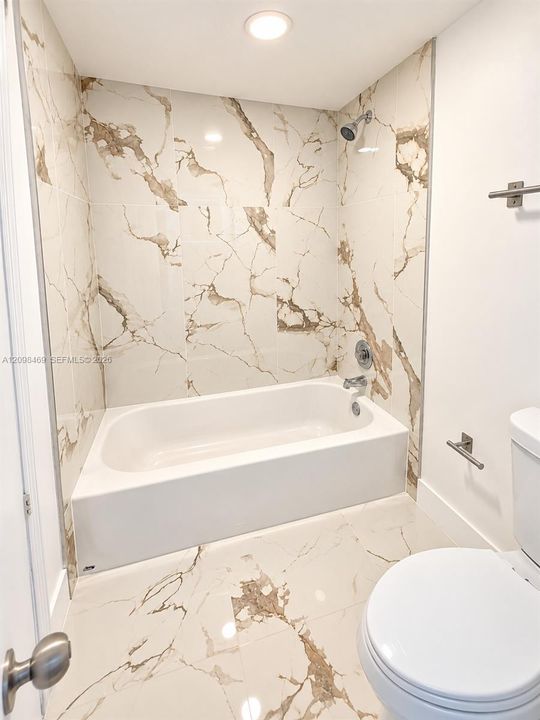 For Sale: $220,000 (2 beds, 2 baths, 1030 Square Feet)