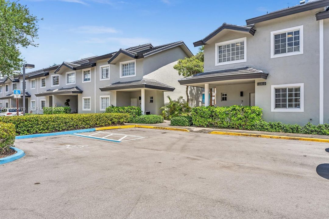 For Rent: $3,500 (3 beds, 2 baths, 1570 Square Feet)