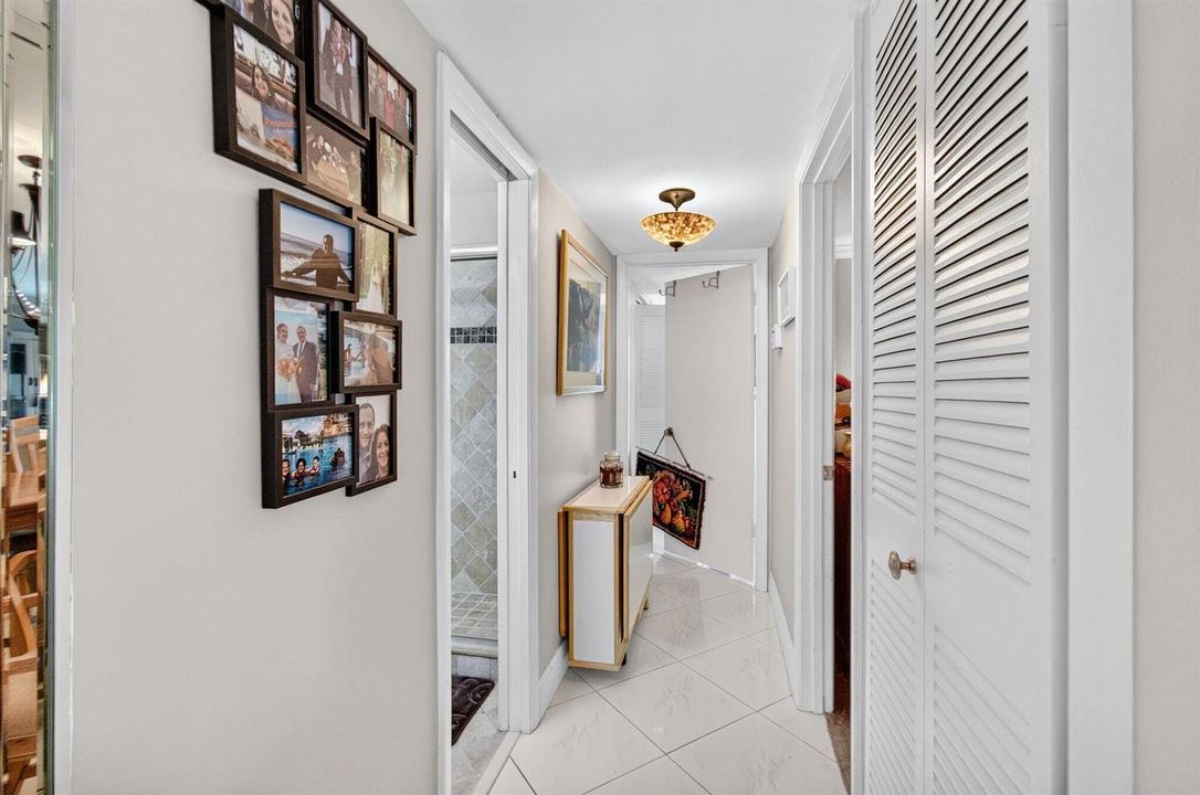 Hallway to bedrooms (2)