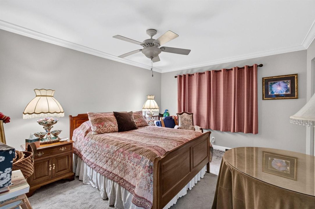 Guest bedroom (2)