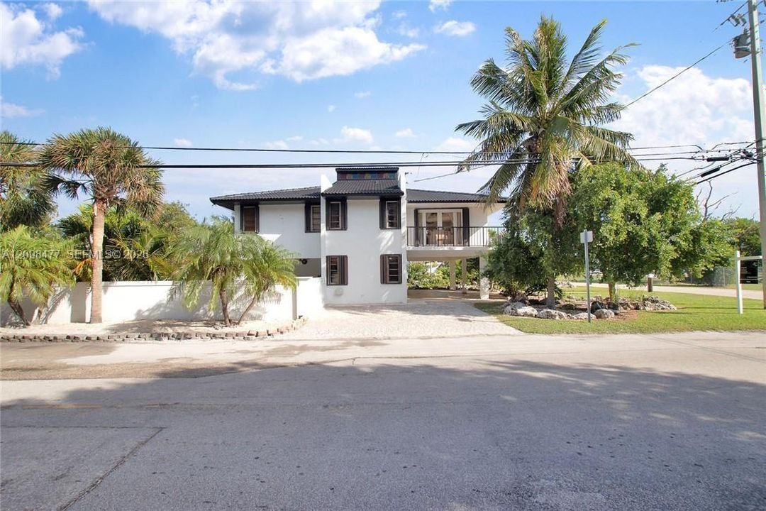 For Sale: $1,750,000 (5 beds, 3 baths, 1716 Square Feet)