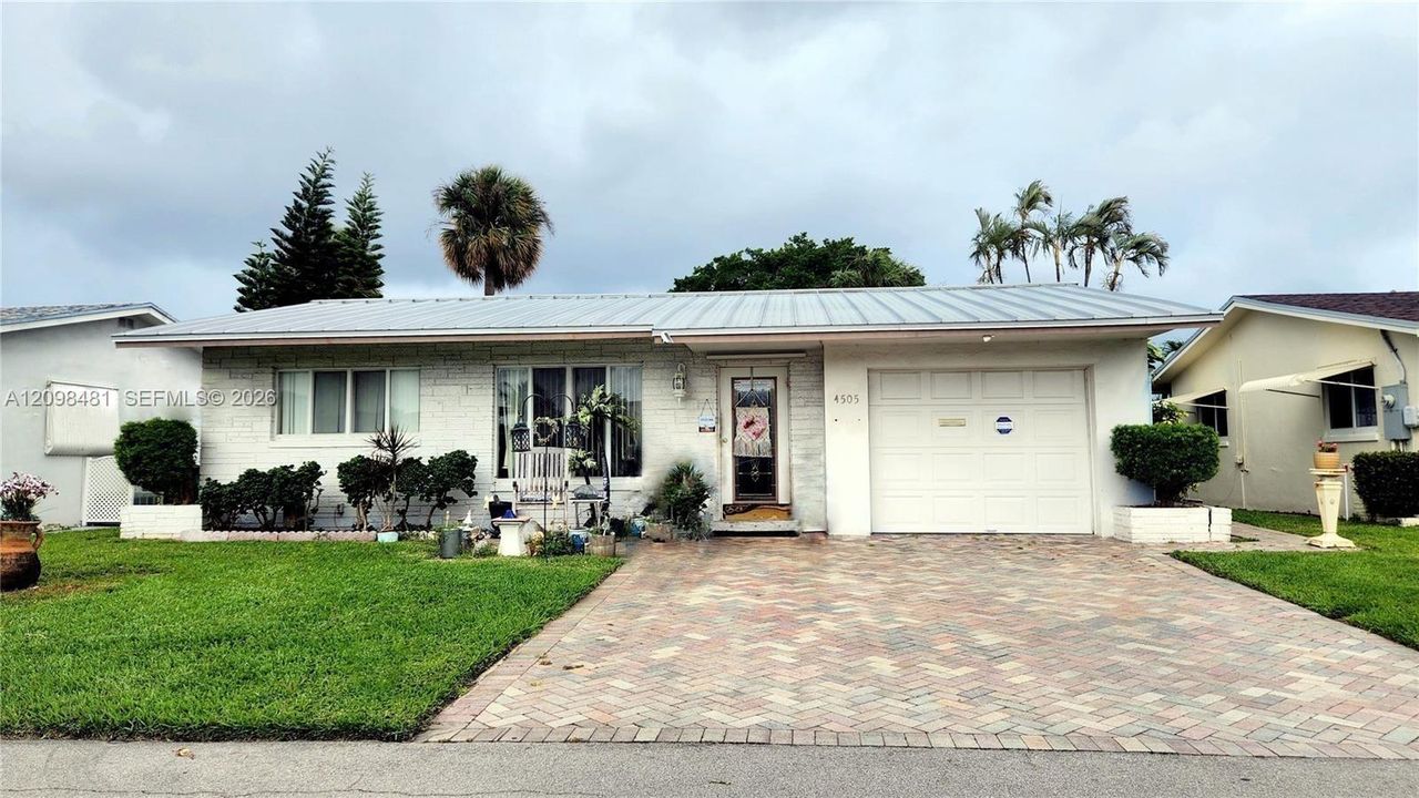For Sale: $320,000 (2 beds, 2 baths, 1217 Square Feet)