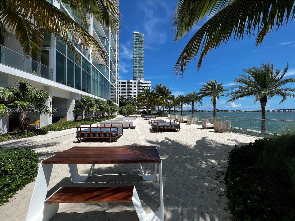 For Sale: $1,795,000 (3 beds, 4 baths, 1671 Square Feet)