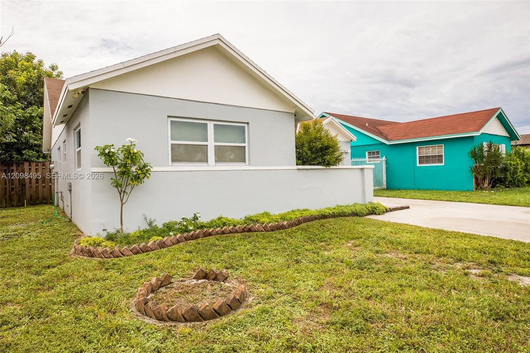 For Sale: $560,000 (3 beds, 2 baths, 1205 Square Feet)