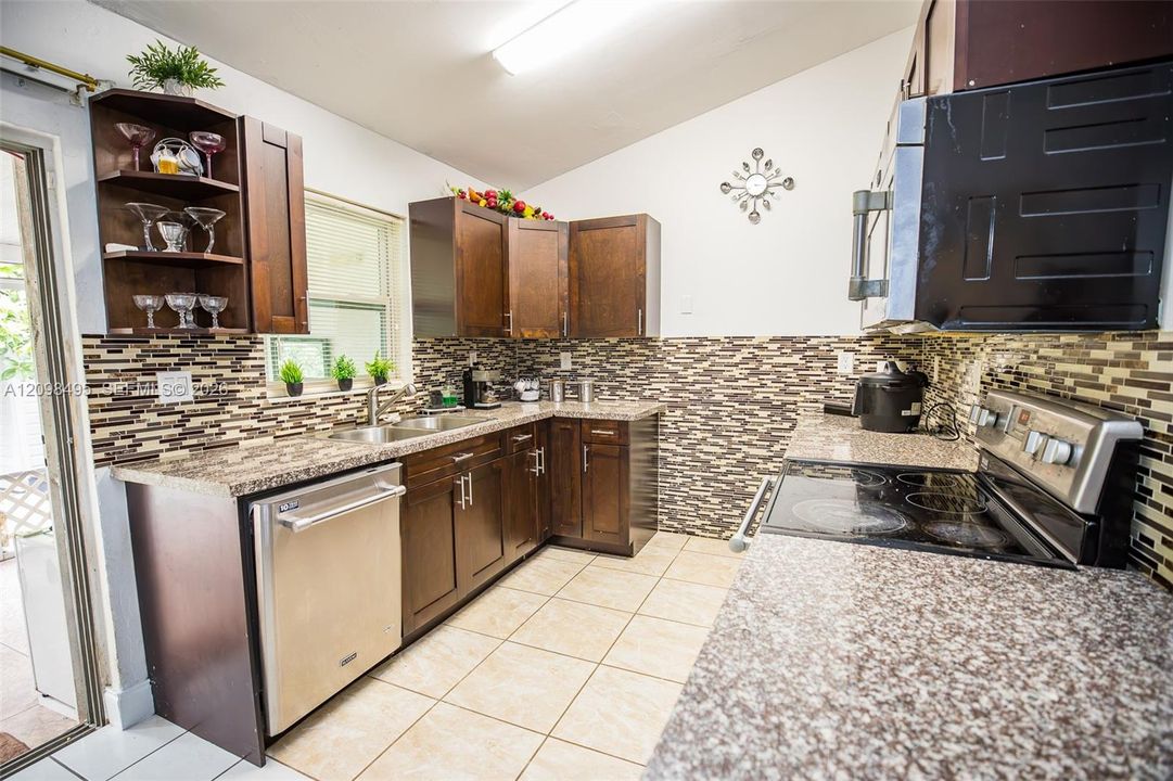 For Sale: $560,000 (3 beds, 2 baths, 1205 Square Feet)